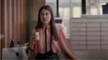 Jaune et Orange Rayé Frange Shirt porté par Ruthie (Patti Harrison) dans Strident Saison 2 Épisode 6