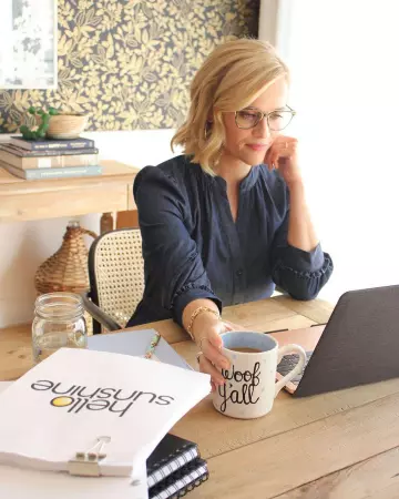 La robe en chambray de Reese Witherspoon sur le compte Instagram de @reesewitherspoon