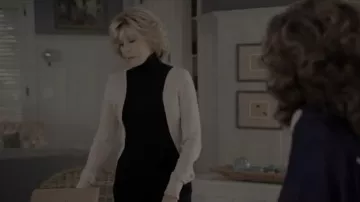 Turtle­neck Sweater worn by Grace Hanson (Jane Fonda) in Grace and Frankie Season 6 Episode 5