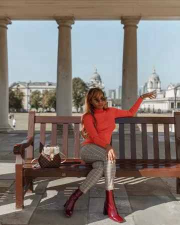 Suéter de cuello de tortuga acanalado de Nimi en la cuenta de Instagram @nimiblackwell