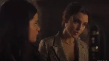 Gold Floral Jacquard Blazer usado por Abigael (Poppy Drayton) en Charmed Temporada 2 Episodio 11