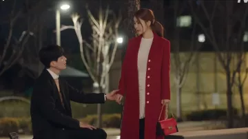 Bolso en cuero granulado y ante usado por Jin Shim (Yoon Seo) en Touch Your Heart Episodio 9