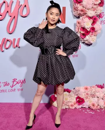 Christian Louboutin So Kate Bombas de cuero de Lana Condor en la cuenta de Instagram @lanacondor 4 de febrero de 2020