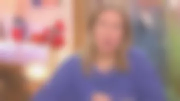 Le sweat-shirt en molleton bleu Coupe loose de Agathe Lecaron dans La maison des maternelles 