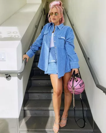 Blusa de bolsillo de bolsillo de terciopelo de piedra de Anne-Marie en la cuenta de Instagram @annemarie 1 de febrero de 2020