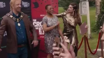 Vestido asimétrico metálico usado por Alexis Rose (Annie Murphy) en Schitt's Creek Temporada 6 Episodio 5