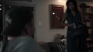 Noir Col V le port de la Combinaison portée par la Grâce de Ryder (Sierra McClain) dans le 9-1-1: Lone Star Saison 1 Épisode 4