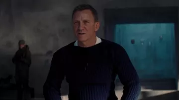 The wool sweater navy blue James Bond 007 (Daniel Craig) in the film NO TIME TO DIE