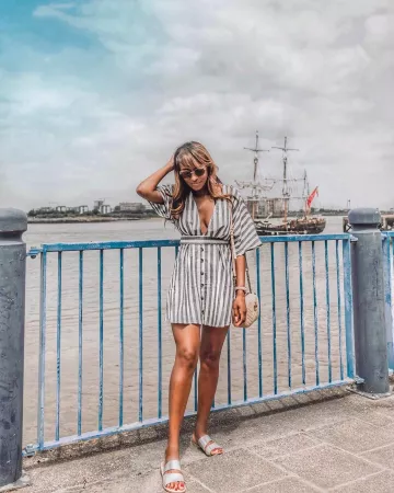 Vestido a rayas de Nimi en la cuenta de Instagram @nimiblackwell