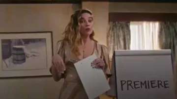 Falda de rayas metálicas usada por Alexis Rose (Annie Murphy) en Schitt's Creek Temporada 6 Episodio 5