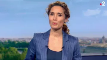 The blue jacket striped of Marie-Sophie Lacarrau in the Newspaper 13 hours on France 2