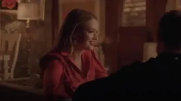 Vestido de camisa con estampado rojo usado por Kirby Anders (Maddison Brown) en Dynasty Temporada 3 Episodio 11