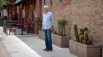 New Balance Bleu Marine de Formation de Chaussures de Course porté par Michael (Ted Danson) comme on le voit à La Bonne Place (S04E13)