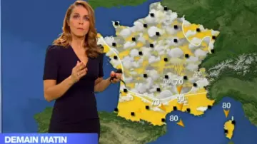 The fitted dress short sleeves puff of Cali Morales in Weather of M6 the 04.02.2020