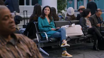 Gucci Ace High Metallic Snakeskin Sneakers en oro usado por Dani Nunez (Arienne Mandi) como se ve en The L Word: Generation Q (S01E08)