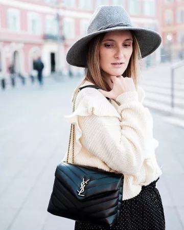 El sombrero trenzado Kookai gris de Maud en la cuenta de Instagram de @maudinettte