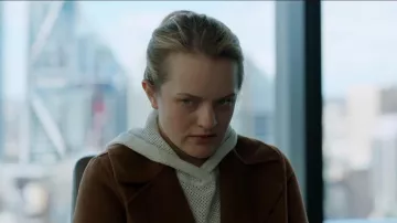Brown coat of Cecilia Kass (Elisabeth Moss) in "The Invisible Man"