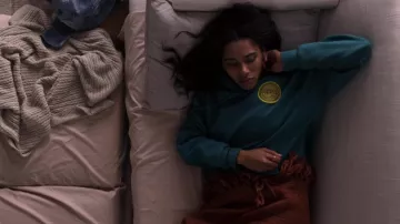 H&M Turquoise Hypnotizer Hoodie, portés par Addy Hanlon (Herizen Guardiola) comme on le voit dans Dare Moi (S01E05)