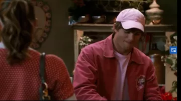 Veste de travail rose de Reed Bennett (Ashton Kutcher) dans Valentine's Day