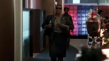 Lunette de soleil a branche doré de Paula Thomas (Queen Latifah) dans Valentine's Day