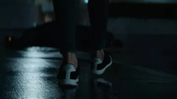 Skechers USA Rue Zinger 2.0 Blanc Rayure Sneaker portée par Simone Garland (Ashley Madekwe) comme on le voit dans raconte-Moi une Histoire (S02E08)