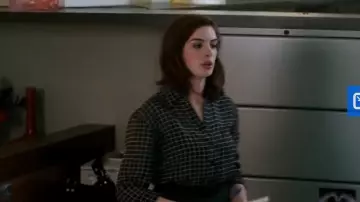 Blouse noir a carreau blanc de Liz (Anne Hathaway) dans Valentine's Day