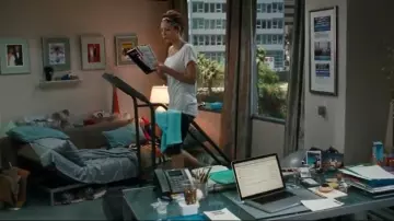 T-shirt over size blanc de Julia Fitzpatrick (Jennifer Garner) dans Valentine's Day