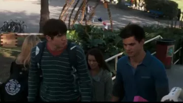 Polo bleu marine manche longue de Willy (Taylor Lautner) dans Valentine's Day