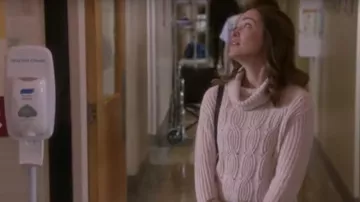 Pull rose torsadé de Julia Caldwell (Autumn Reeser) dans Saint-Valentin pour toujours