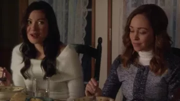 Pull col roulé blanc de Julia Caldwell (Autumn Reeser) dans Saint-Valentin pour toujours