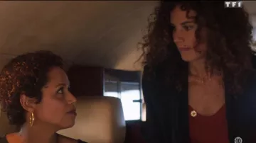 The necklace medallion sun Sofia (Barbara Cabrita) in H24 (S01E01)