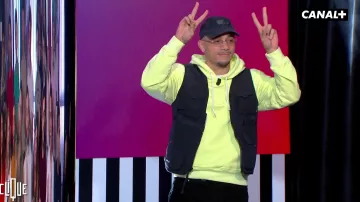 Le sweatshirt à capuche jaune et le gilet noir de Mister V dans la vidéo Clique x Mister V : MVP