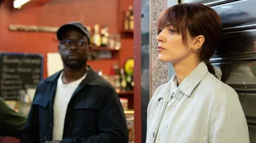 Denim bleu clair shirt porté par Stephanie Patrick (Blake Lively) comme vu dans La Section Rythmique