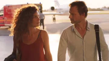 The camisole red brick of Sofia (Barbara Cabrita) in H24 (S01E01)