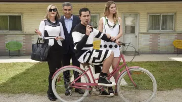 Zara Man Black and White Colorblock Sweatshirt worn by David Rose (Daniel Levy) in Schitt's Creek (S02E04)