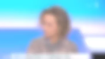 La robe serpent de Caroline Roux dans C dans l'air du 05 02 2020