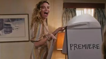 Zara Falda Chevron Metálica usada por Alexis Rose (Annie Murphy) en Schitt's Creek (S06E05)