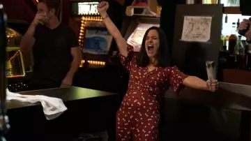 La combinaison fleurie portée par Amy Santiago (Melissa Fumero) dans Brook­lyn Nine-Nine S05E09