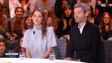 La blouse effet jean Chanel de Marion Cotillard dans l'émission Quotidien du 5 février 2020
