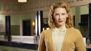Cárdigan amarillo de Dottie Underwood (Bridget Regan) en Marvel's Agent Carter (S01)
