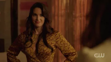 Vestido amarillo con estampado floral de Nadia en dinastía (S03E07)