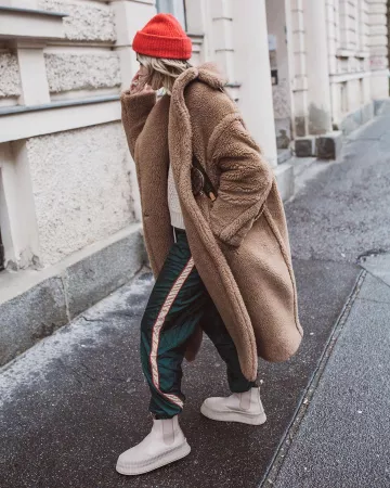 Manteau en Poils de chameau de Karin Teigl sur l'Instagram account @constantly_k