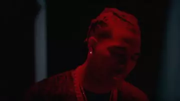 Fendi Navy Velvet Monogram T-Shirt of Lil Baby en el video musical Flipp Dinero - How I Move (Official Music Video) ft. Lil Baby