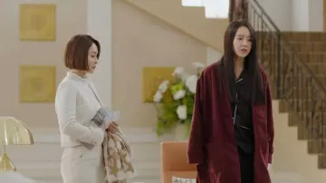Bourgogne Toison Robe portée par Lee Yeon Seo (Shin Hye-sun) dans l'Ange de la Dernière Mission de: l'Amour l'Épisode 9
