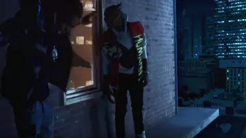 Dior White Saddle Bag Print Hoodie of Flipp Dinero en el video musical Flipp Dinero - How I Move (Official Music Video) ft. Lil Baby