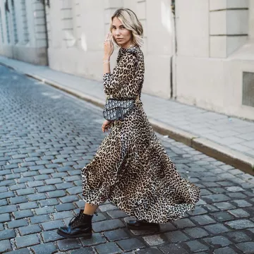 Ganni Marron Soie Robe de sur Instagram account @constantly_k