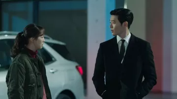 Chaqueta de bombardero caqui usada por Eun Ji-soo (Kim Da-som) en He Is Psychometric Episodio 8