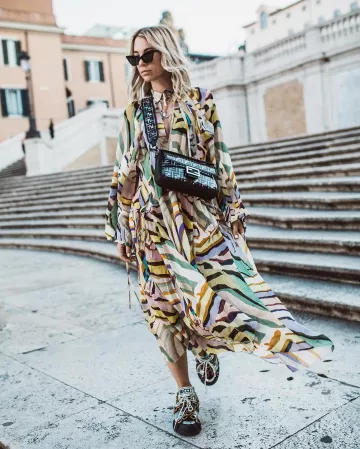 H&M Pat­terned dress of Karin Teigl on the Instagram account @constantly_k