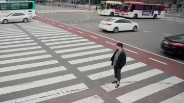 Black SNeak­ers worn by Lee Ahn (Park Jin-young) in He Is Psychometric Episode 3