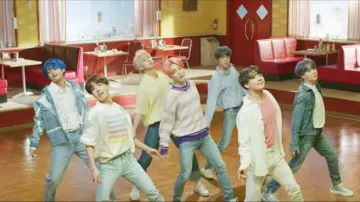 Lo­go print cot­ton shirt in White worn by Kim Taehyung in the music video BTS (방탄소년단) '작은 것들을 위한 시 (Boy With Luv) feat. Halsey' Official MV